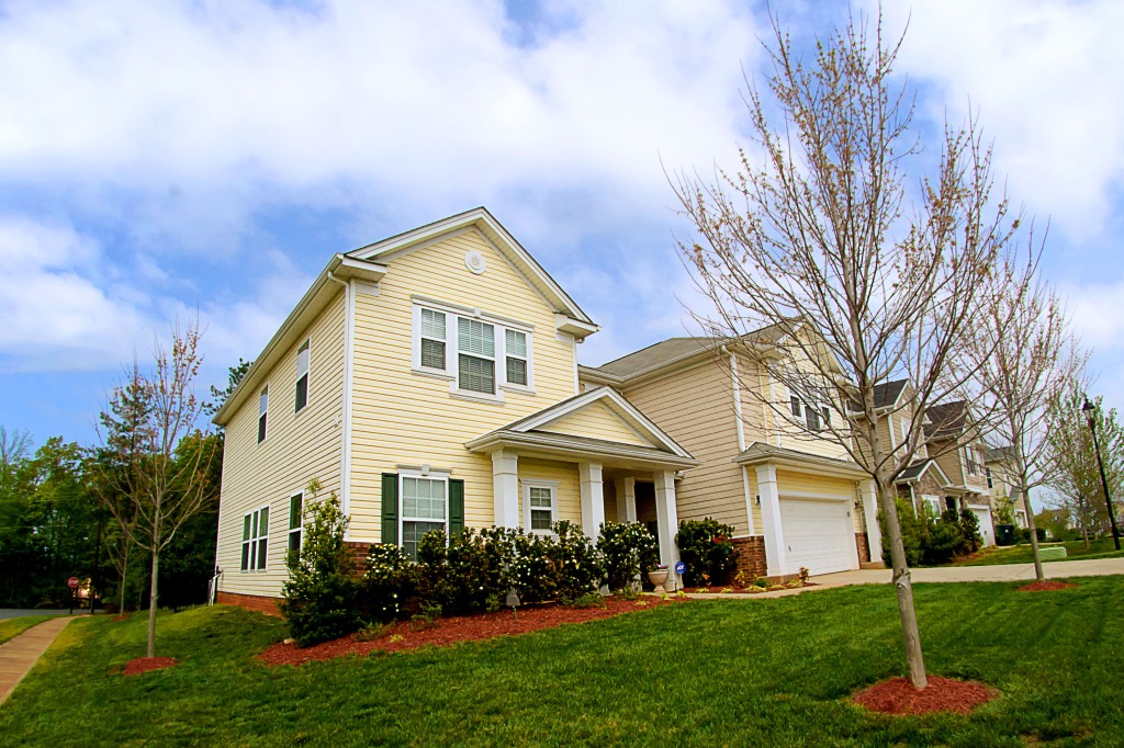 real estate photography :  home front - side angle view